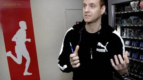 INSTRUERAR. Hälsovägledaren Stefan Mukka har lagt upp träningsprogrammet för Anders Berglund. Mukkas teori bygger på variation och kontinuitet.