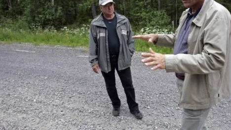 "Vägen är bäst under senvintern då snön täckt igen de värsta ojämnheterna. Men sen kommer snösmältningen och nu i våras var vägen värre än någonsin", säger Göran Lundström och får medhåll av Torgny Hellgren.