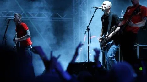 Örebrobandet Millencolin lyckades inte dra någon jättelik publik till Södra hamnscenen under fredagskvällen. Men de som var där fick uppleva en explosiv show och en lång rad skatepunklåtar från bandets 16-åriga karriär.