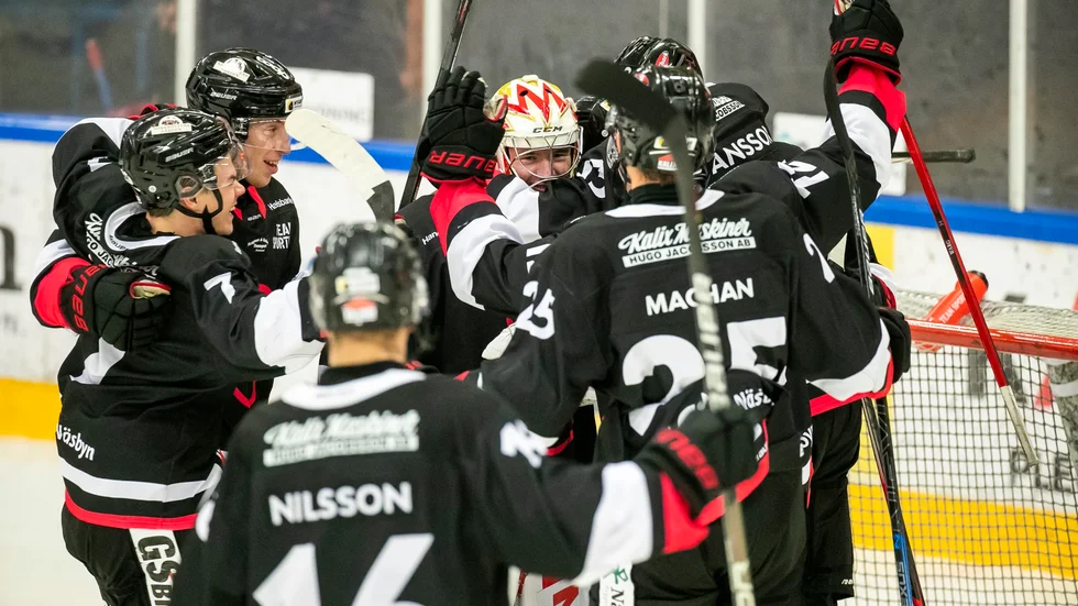 "Jag tycker ändå vi gör en godkänd insats. De chockade oss lite i den andra perioden. Men vi avslutade matchen på ett bra sätt", säger Christoffer Björk.