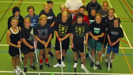 Tväråselet AIFs damer är redo för en ny innebandyssäsong, nu i division 3. Nya tränare är Anders Sundström och Tommy Johansson (längst bak). De har fått vänta länge på seriepremiären, men i helgen är det dags.
