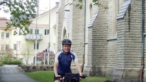 Kyrkomusikern Ulf Samuelsson gästar om ett par veckor sin tidigare hemort  Arvidsjaur och ger Bach-konsert i kyrkan. Han stannar till i Arvidsjaur i samband med  sin månadslånga sommarturné från Riksgränsen i norr till Ystad i söder som Samuelsson genomför med 24 växlade cykeln som färdmedel mellan de olika spelplatserna.