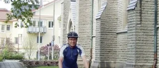 Ulf bromsar in i Arvidsjaur på sin Bachturné på cykel