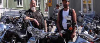 Motorcyklar glänste ikapp med solen