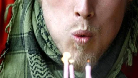 Elias Hedkvist blåser ut födelsedagsljusen på sin egen och Piteås vanligaste födelsedag.