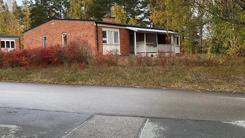 Det lilla radhuset med två lägenheter säljs exekutivt av Kronofogden.