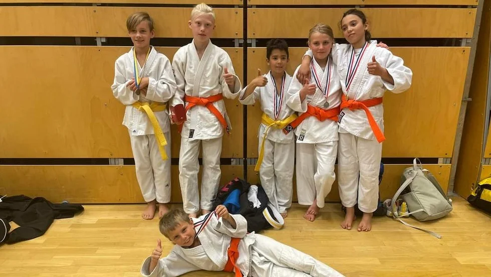 Ett gäng av Oxelösunds JK:s yngre utövare som alla tog medaljer på Södra Judo Open: från vänster: Theo Neren, Jonathan Erling, Zakaria Ayadi, Zainab Ayadi, Leia Riström. Liggande Isak Ivarsson.