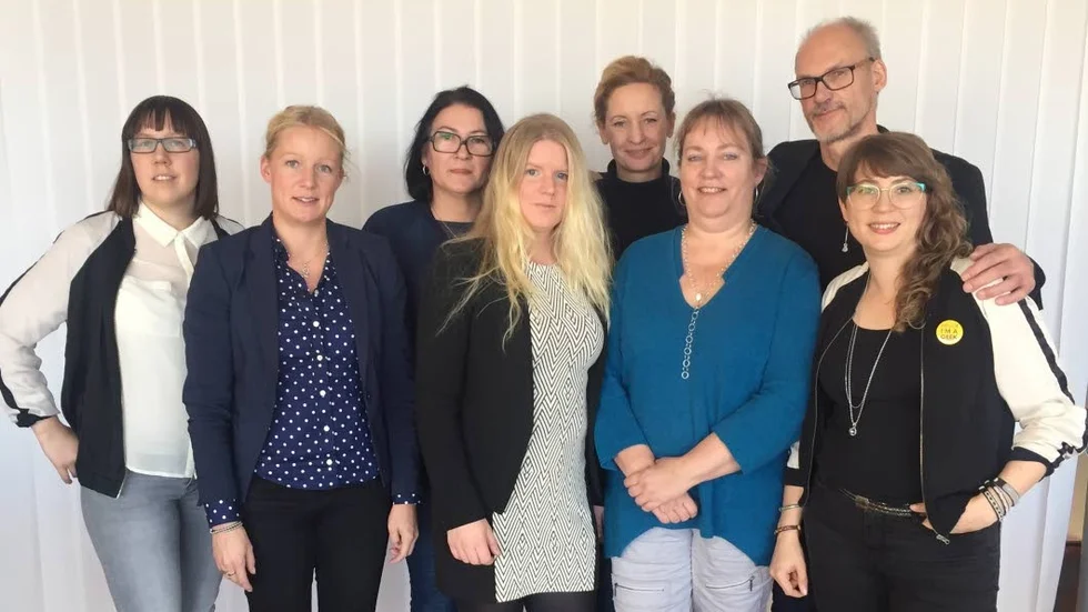 Från vänster Larsson, Art Director Geektown kommunikationsbyrå, Astrid Isaksson Kommunchef Överkalix, Carina Edenberg Projektmedarbetare Besökslandet Överkalix, Sarah Karlsson Kommunalråd Överkalix, Louise Engström Projektledare Besökslandet Överkalix, Annie Arnqvist Arkitekt SAR/MSA Arnqvist & Sivenbring AB, Keith Sivenbring Kommunikation & Ledarskap Arnqvist & Sivenbring AB och Kristin Lindqvist Projektledare & Brand Advisor Geektown kommunikationsbyrå.