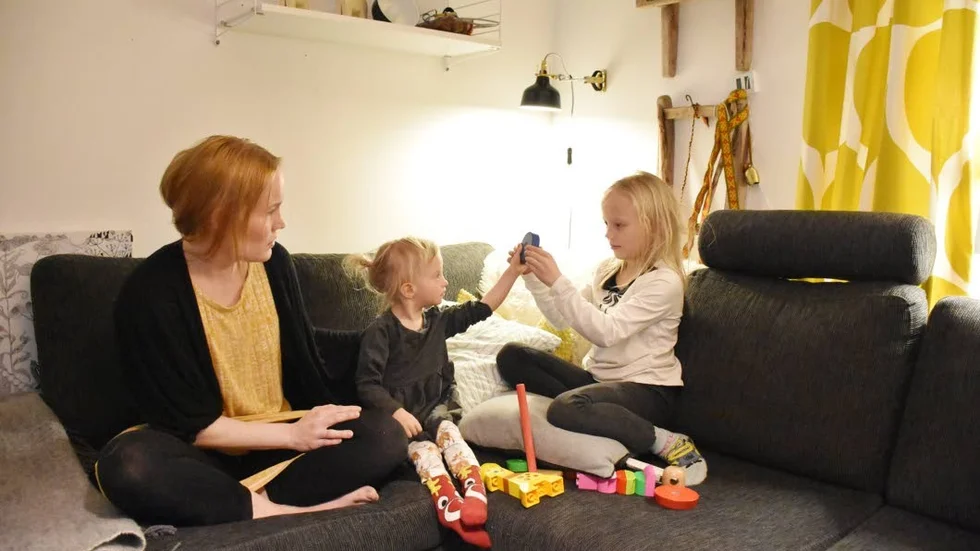 Äntligen hemma. Det var för treåriga Liv, som här leker med storasyster Saga, och mamma Nina Mäkitalo att åka taxi ner till Gällivare sjukhus. Bilen saknade nämligen rätt sorts barnstol. Hemresan till Kiruna? Det strulade på exakt samma sätt och tillslut fick Livs farfar komma hämta dem.
