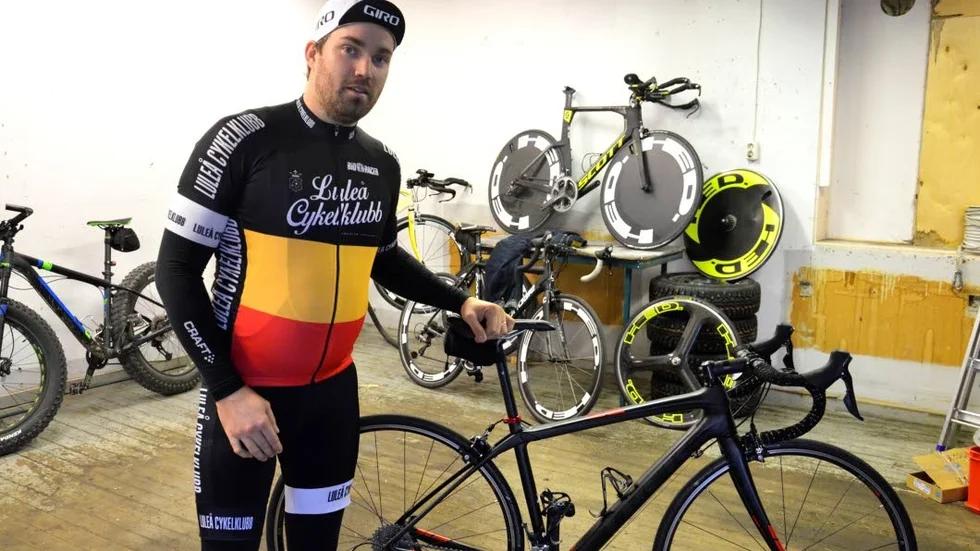 Djupdyk. Tobias Lindvall brinner för sitt nya cykelintresse. För första gången kan han röra sig på sina egna villkor, och när han cyklar märks inte hans handikapp.