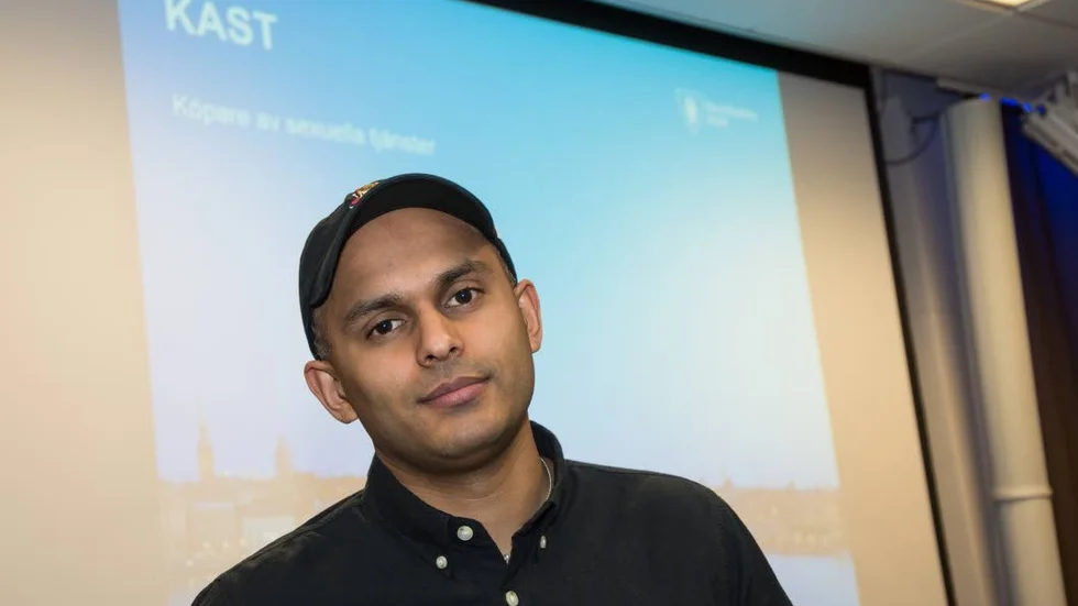 Välorganiserat. "En del i organisationen är rekryterare, andra sköter transporter, tar hand om pengar, köper kondomer och vakar över kvinnorna", beskriver Simon Häggström.