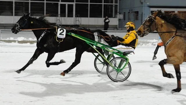 Taktisk. Marko Hakkarinen valde att chansa lite istället för att fastna invändigt.