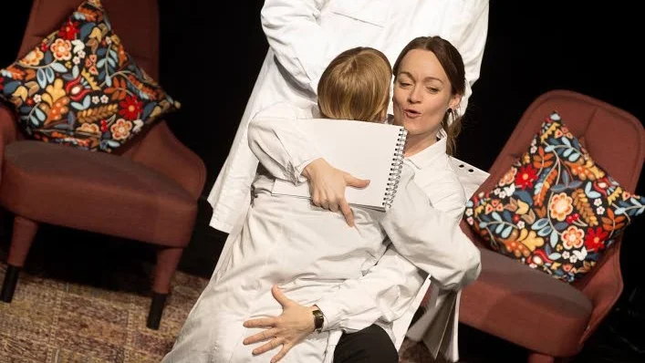 Kärleksforskare. I Teater Scratchs föreställning "Jag skulle så gärna vilja vilja tvåsamhet" lyfts frågan om vår tids romantiska syn på kärleken satt i ett historiskt sammanhang.