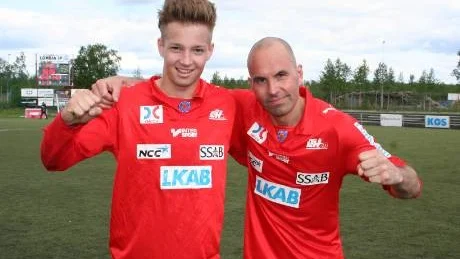 UNGDOM OCH RUTIN. Jakob Johansson, yngst i FF, och Jonas Kurak, näst äldst, komponerade segern mot Övertorneå.Foto: Kenneth Johansson