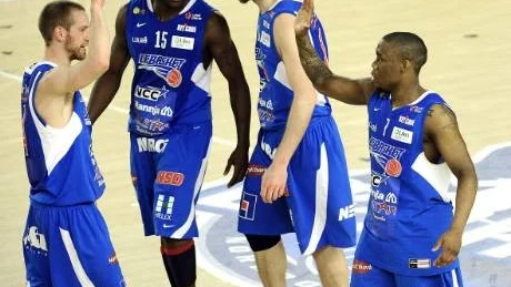 High Five.  Rudy Mbemba var riktigt bra när LF Basket blev klart för semifinal efter bortasegern mot Borås.