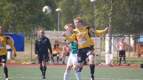 JÄMN KAMP. Infjärdens Henrik Larsson och Älvsbyns Andreas Sundman utkämpade en hård kamp, där ISK gick segrande ur striden.