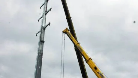 MILJONLYFT. I tisdags gjorde Vattenfall ett andra försök att placera ut den högsta stolpen, 42 meter, i Aitikgruvans nya 130 kV-ledning - och lyckades.