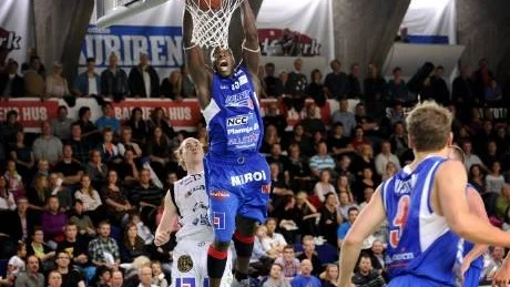 HÖGKLASSIG. Tyrone Levett dunkar här i två poäng. Jänkaren var högklassig och en av matchens bästa spelare.