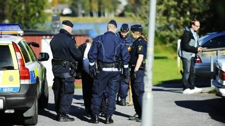 LUGN OCH FIN. Polisen tar med sig den knivman som vållade viss dramatik på sitt stödboende. Upplösningen blev dock odramatisk.