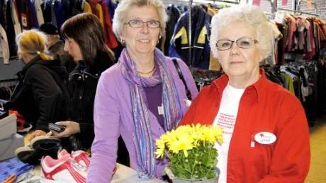 CENTRALT. Nu finns Mötesplats Kupan i centrum allt till gagn för besökarna, enligt Birgitta Åström samordnare för Kupan i Norrbotten och Gerd Hedberg, ordförande Kalix rödakorskrets.