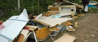 Husvagnsvrak skräpar ned