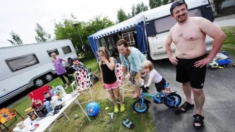 BÄTTRE HÄR. "Hemma har det varit tio grader varmt och regn", omvittnar Toni Jensen, Harstad, på plats i Luleå med bland andra Ingvild Finjord, Silje Pettersen samt barnen Cristina och Sara.