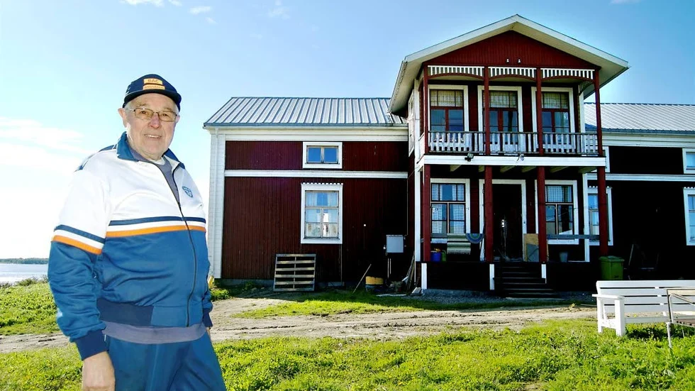 Projekt. Lennat Johansson renoverade Suogården vid Torneälvens strand. Där tog han emot skolklasser och visade på forna tiders villkor på en bondgård.