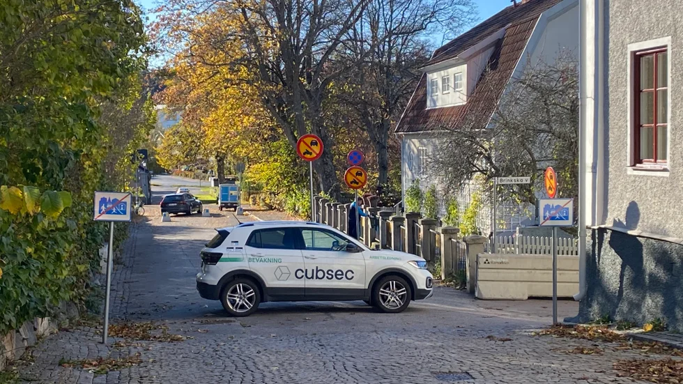 Ett vaktbolag håller ställningarna utanför statsministerns bostad i Strängnäs. 