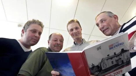 Stolta bläddrar Gunnar Forslund, Kenneth Flodin, Daniel Fåhraeus och Krister von Walter i jubileumsboken över de hundra år Pite Energi funnits.