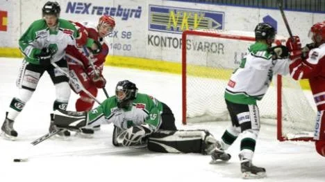 Den tar jag! Målvakten Jimmy Lundberg höll siffrorna nere när Piteå besegrade Lycksele med 3-0. En seg tillställning efter 17 dagars matchuppehåll.