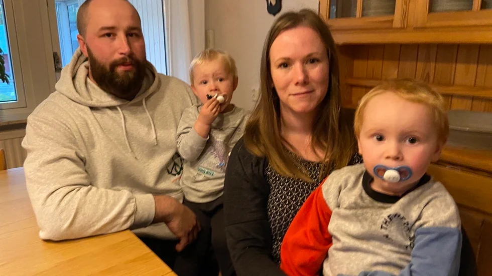 Elin Myrén och Albin Rydquist berättar att det har varit stressfullt innan de fick veta vilken sjukdom Elis har. Framförallt sedan mars i år när ultraljudet visade att hans lever är förstorad. 