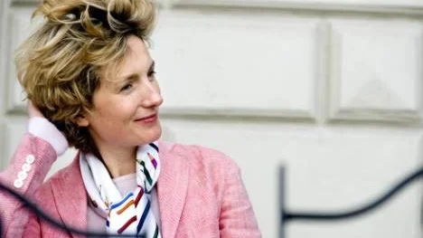 Den franska författaren Anna Gavalda har gjort succé med sina böcker. Nu är hon aktuell med "Lyckan är en sällsam fågel" - en tjock roman med ett bitterljuvt anslag.