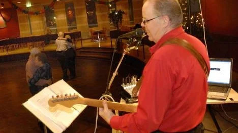 Folkhälsodans. Karl-Erik Stenlund spelade upp till motionsdans under Folkhälsans dag i Arvidsjaur i går.