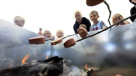 Barnskötaren Susanne Öberg grillade mängder av korvar tillsammans med barnen på Hummerstigens förskola i går.