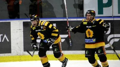 Mikael Renberg gjorde mål när Skellefteå vann mot Modo och bröt förlustsviten. Kent McDonell (till höger) (arkivbild)