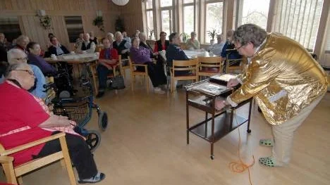 Bosse Johansson, iklädd guldglänsande Elviskavaj visade  bilder och spelade Elvis-musik för Arjeplogs-pensionärer på tisdagen.