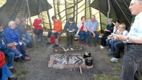 Uppslutningen var stor när Silvervägsveckan i Jäckvik inleddes med fiskgrillning vid ångbåtskajen. Till höger byålderman Lars Hofman.