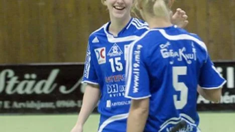 Amanda Grahn (15) jublar över sitt 2-0 mål och grattas av Pauline Höglund, som också hon blev målskytt för sitt K4 i derbyt.