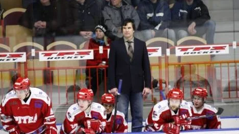 Piteås tränare Igor Matushkin fanns med på isen under uppvärmningen. Men när matchen mot Asplöven startade stod han i båset som vanligt.