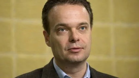 Allt fler unga ställs vid sidan av arbetsmarknaden. Arbetsmarknadsminister Sven Otto Littorin (M) saknar, inte oväntat, recept mot den utvecklingen.