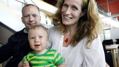 Luleå. Familj som ska flytta till Luleå. Niclas Öhman med frun Hanna Ashby Öhman och sonen Totte. Foto: Petra Isaksson