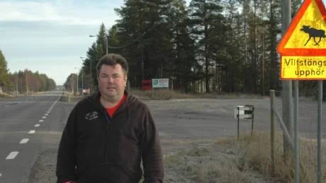 LIVSFARLIGT. Strax bakom skylten befinner sig dagligen flera älgar - varningen borde därför komma betydligt tidigare, anser Roland Nordin som också kräver stängsel mellan Lantjärv och Månsbyn. Foto: Britt-Louise Spets