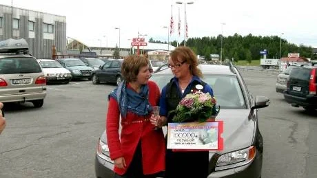 GRATULERAS. Programledaren Kim Kärnfalk gratulerar vinnaren Anna-Liisa Martimo framför den nya miljöbilen. Foto: MARKUS JORNEVALD