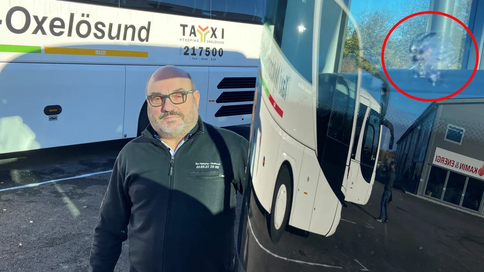 "Det small till rejält", berättar busschauffören Håkan Boberg om händelsen på E4:an. I dag finns det flera stora skador på bussens vindruta.