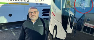 Misstänkt stenkastning mot buss på E4: "Det small till rejält" ✓Mängder av bråte hittades på samma plats