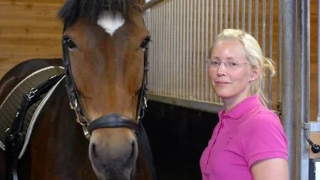 TRIST. Monika Johansson är en av de många vuxna som har ridsport som hobby. "Visst är det trist om ridhuset läggs ned. Vi  har så många tjejer här. men alla har vetat om bristen på pengar", säger hon inför ridpasset med 13-årige valacken Chiparelli.  Foto: KENTH BERGMARK