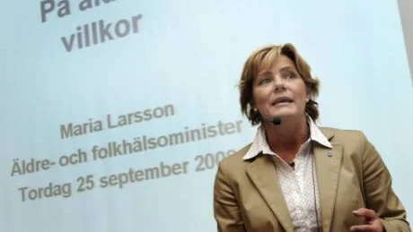 LYSSNAR OCH LÄR. Äldre- och folkhälsominister Maria Larsson (kd) sätter de äldre i centrum i äldrepolitiken.