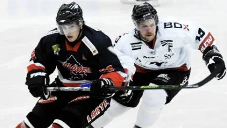VINNARE. Asplövens Marcus Waldehagen gjorde tre mål då Asplöven vände 0-2-underläge mot Lycksele. Foto: PETRA ISAKSSON