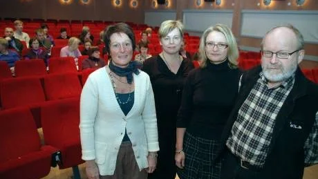 Foto: GÖRAN LAHTI  GRÄNSLÖS VÅRD. Vårdsamarbetet över gränsen i Tornedalen ska bli bättre.  Maria Jansson, Elisabeth Eero, Anna-Greta Brodin och Tapani Risku (chef Pello vårdcentral).