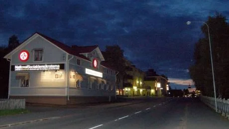 FÅR BÖRJA OM. Ekfors kraft har koncessionen på elnät i Övertorneå och därför kan kommunen tvingas ansluta sitt eget belysningsnät till Mikael Styrmans kontakter. Fungerar inte det kan det bli ännu en mörk höst och vinter i området.
